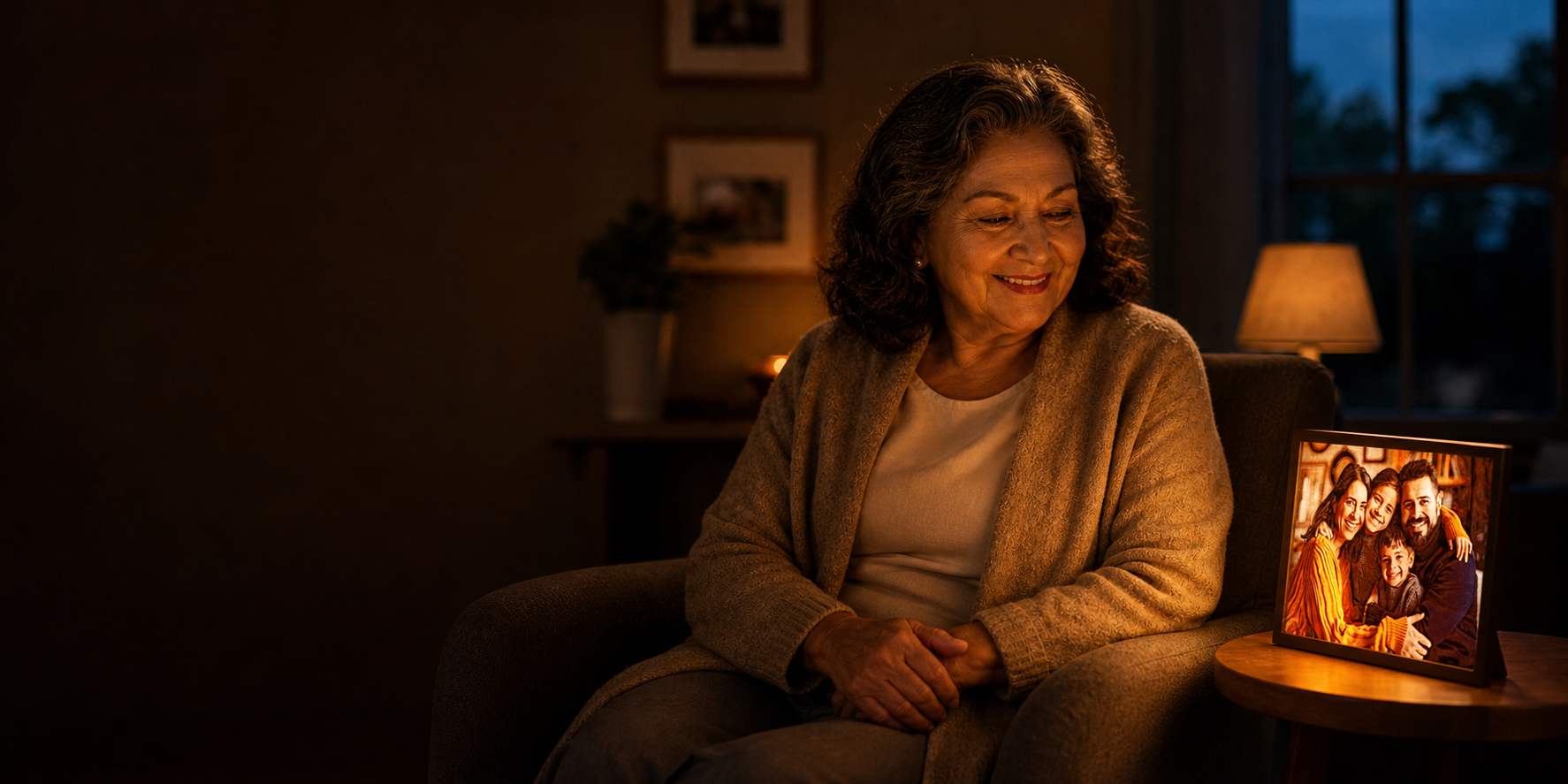 Abuela sonriendo con una Lámpara Fotomágica personalizada