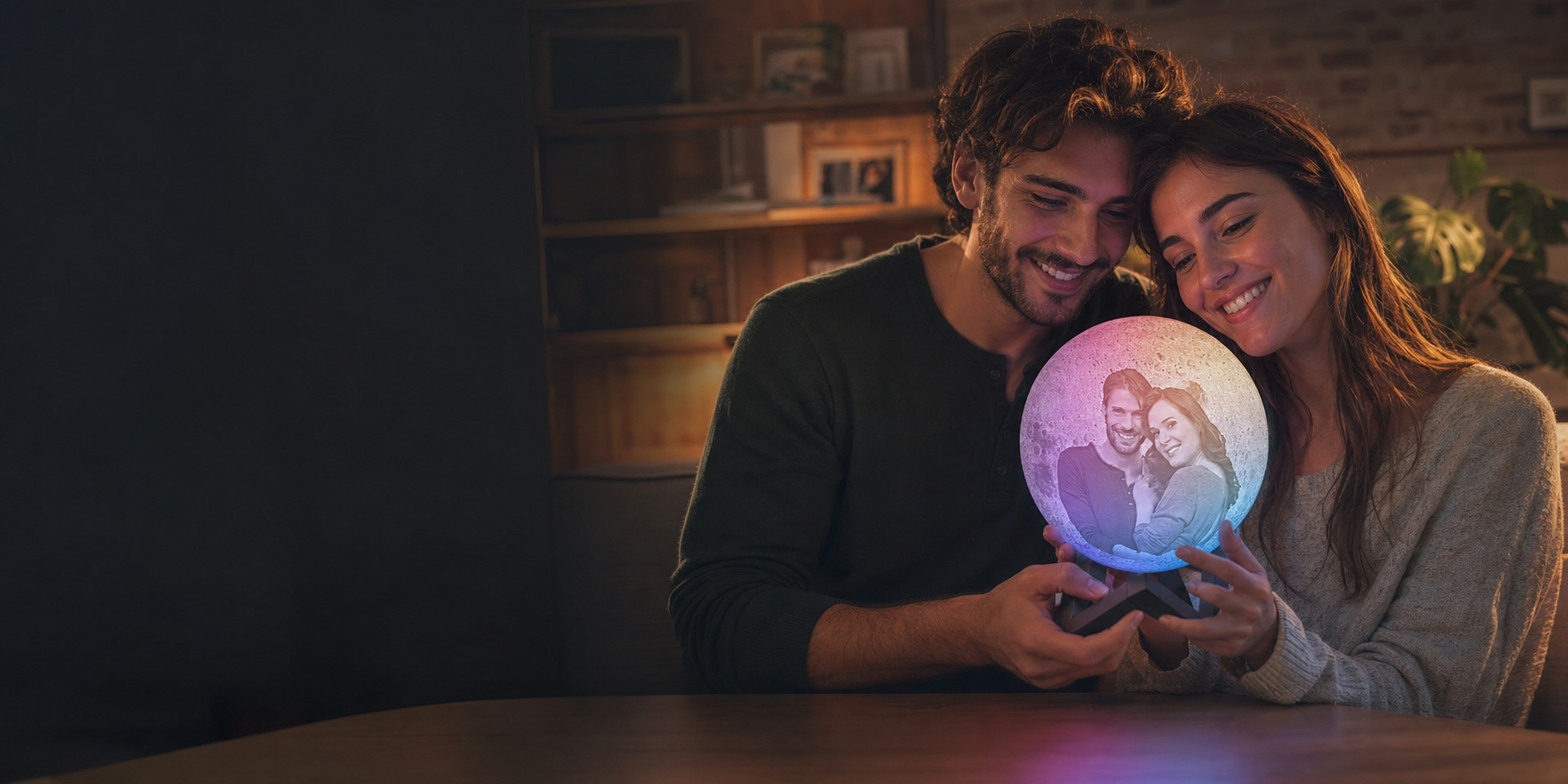 Pareja admirando una Lámpara Luna multicolor personalizada